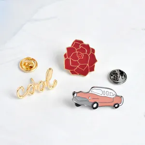 Driedelige emaille speldjes set met rode bloem, roze auto en gouden cool tekst