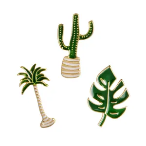 Set di 3 spille smaltate piante tropicali con cactus, palma e foglia di monstera in oro