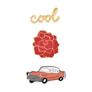 Driedelige emaille speldjes set met cool-tekst, rode roos en retro oranje auto-ontwerp