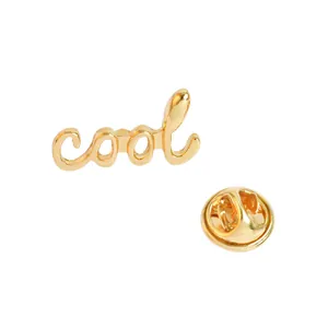 Gedetailleerd beeld van de gouden 'Cool' broche met veilige vlindersluiting van metaal
