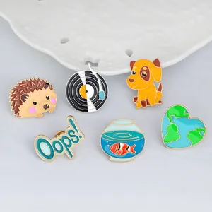 Set de 6 pines de esmalte de dibujos animados con erizo, disco y pez con bordes dorados