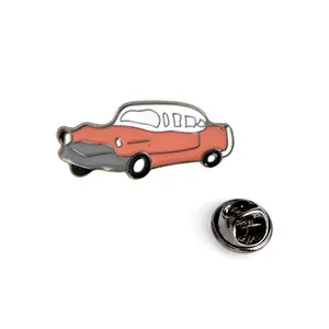 Macro-detail van klassieke vintage auto emaille broche met oranje en roze carrosserie