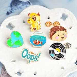 Set de 6 pines de esmalte con diseño de perro, erizo, vinilo y pecera de peces