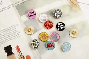 Detailansicht bunter runder Emaille-Broschen mit Slogans wie Party Time und Hot Shot