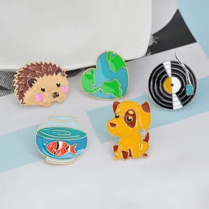 Detalle del set de pines esmaltados con erizo, globo, disco y pecera de pez dorado