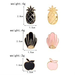 Dettaglio di spille smaltate a forma di ananas e conchiglia con misure e peso indicati