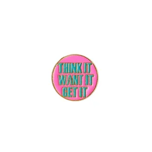 Rosa runde Emaille-Anstecknadel mit Goldrand und Think It Want It Get It-Slogan