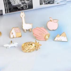 Set di 7 spillette in smalto cartoon con motivi alpaca, frutta e casa in rosa e oro