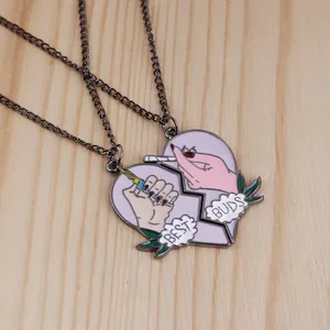 Coppia di collane 'BEST BUDS' a cuore viola con ciondoli a siringa e sigaretta