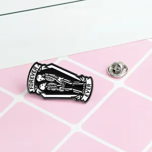 Cartoon Skelett Sarg Emaille Pin mit FOREVER EVER Band für Paare im Punk Stil