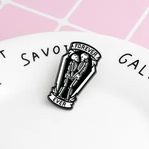 Gotische Emaille-Anstecknadel im Sarg-Design mit Skeletten und Forever Ever Schriftzug