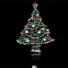 Detailansicht der Weihnachtsbaum-Brosche mit grüner Emaille und Kristallen auf Schwarz