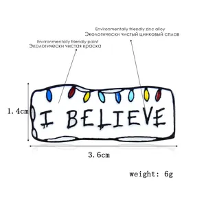 Broche rectangulaire en émail blanc avec texte I BELIEVE et décor de lumières colorées