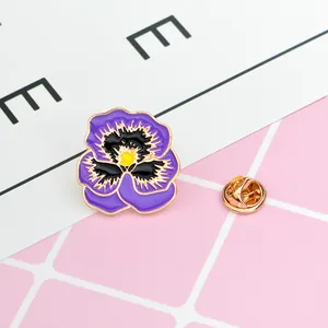 Détail de la broche pensée en émail violet avec fermoir papillon doré en métal
