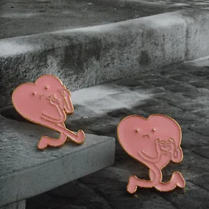 Lot de pins en émail en forme de cœur rose avec expressions mignonnes et bord doré