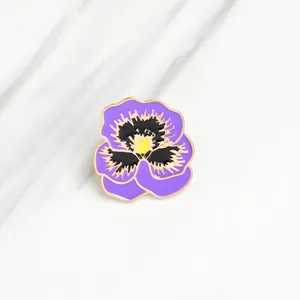 Broche fleur de pensée violette en émail avec cœur noir et bords métalliques dorés