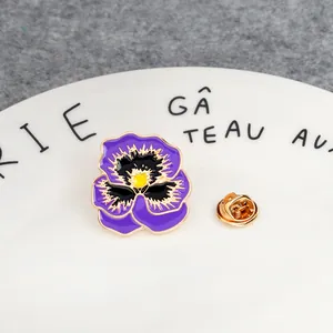 Broche exquise en émail pensée violette avec placage doré et fermoir papillon au dos