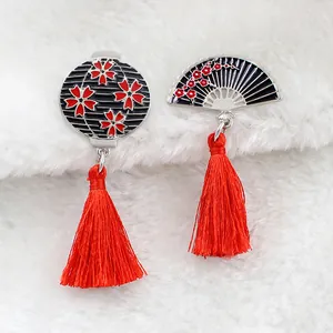 Boucles d'oreilles japonaises avec éventail, lanterne et pompons rouges sur fourrure