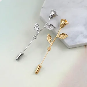 Vista detallada de elegantes alfileres de rosa en oro y plata con textura de esmalte