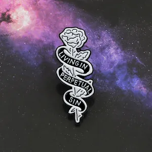 Broche de rosa esmaltada con cinta Living in Perpetual Sin sobre fondo de galaxia