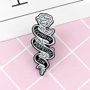 Pin de Esmalte de Flor de Rosa Con Cinta Living In Perpetual Sin Broche de Aleación de Zinc para Ropa Bolsos Joyería Goth Punk