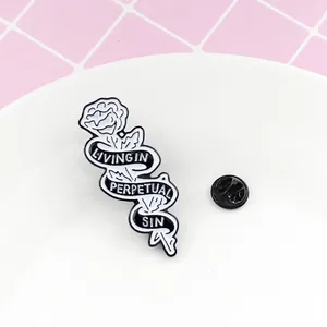 Detalle de cerca del pin esmaltado de rosa gótica con cinta Living in Perpetual Sin
