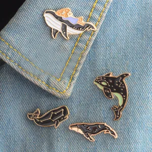 Lot de broches en émail baleine et dauphin avec motifs constellation sur denim