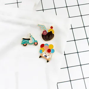 Tres pines de esmalte con scooter, bebida de coco y camión de globos en lona blanca