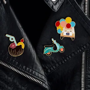 Detalle de pines de esmalte de cóctel, scooter y furgoneta en chaqueta de cuero negro