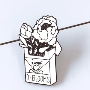 Künstlerische Emaille-Brosche mit Rosen-Zigarettenschachtel und Fumes of Blooms Schriftzug