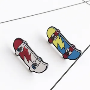 Kreative Skateboard-Emaille-Anstecknadeln mit bunten Blitzmustern und Metalldetails