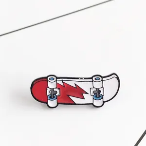 Kreative Skateboard Emaille-Brosche mit rotem Blitzmuster und coolem Streetwear-Design