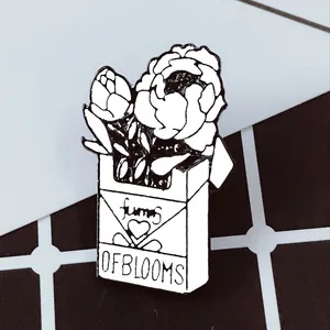 Detailansicht der Emaille-Brosche in Zigarettenschachtelform mit Blumen-Design