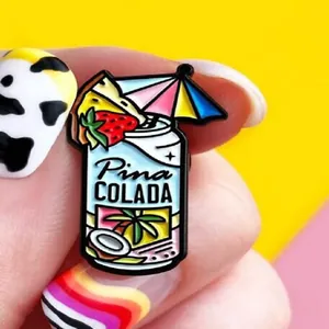 Nahaufnahme der Pina Colada Emaille-Anstecknadel mit Tropen-Cocktail und Schirmchen