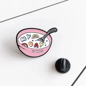 Broche en émail bol rose avec lettrage My Day et détails d'arc-en-ciel colorés