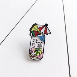 Pina Colada Emaille-Anstecknadel mit Ananas- und Palmen-Design auf weißem Grund