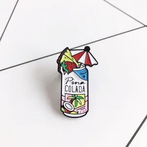 Pina Colada Emaille-Anstecknadel mit tropischem Cocktail-Design und bunten Details