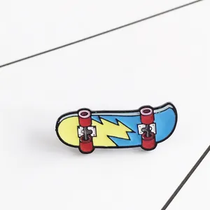 Cartoon-Skateboard-Emaille-Pin mit blau-gelbem Blitzdesign und auffälligen roten Rollen