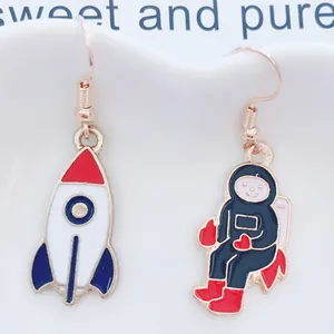 Lindos pendientes asimétricos de astronauta y cohete en esmalte para fans del espacio