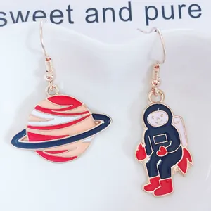 Pendientes largos asimétricos de astronauta y planeta con esmalte de colores vivos