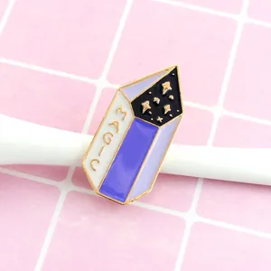 Détail du pin's magique en émail avec lettrage doré et motifs étoilés sur fond rose