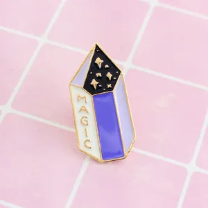 Détail du pin's émaillé MAGIC en forme de cristal violet avec lettres dorées