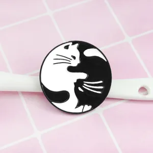 Broche en émail avec chats noir et blanc au design yin yang tai chi pour décoration