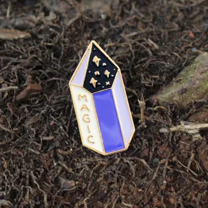 Broche en émail cristal magique avec bordure dorée sur fond de bois sombre naturel