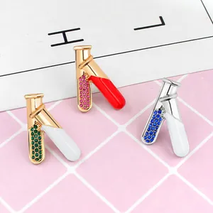Λεπτομερής προβολή πολύχρωμων καρφίτσων δοκιμαστικού σωλήνα με κρύσταλλα και σμάλτο