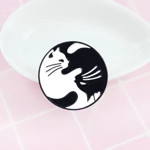 Broche émaillée créative Tai Chi Yin Yang avec chats noir et blanc qui s'enlacent