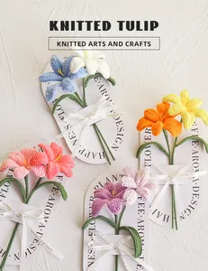 Gedetailleerde macro-opname van handgebreide bloemen met elegante witte strikjes