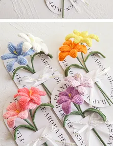 Detail van handgehaakt lelieboeket met elegant lint en verpakking van papier en karton