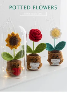 Dettaglio di girasole e rosa all'uncinetto con luce LED e carta di supporto
