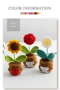 Dettaglio di girasoli e rose fatti a mano all'uncinetto con biglietti motivazionali